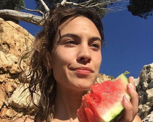 娱乐圈失眠者吃瓜,娱乐圈失眠者深夜吃瓜指南 第3张 娱乐圈失眠者吃瓜,娱乐圈失眠者深夜吃瓜指南 第3张